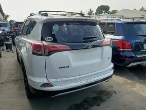 Toyota RAV4 SE FWD (2.5L 4cyl 6A) 2016 White