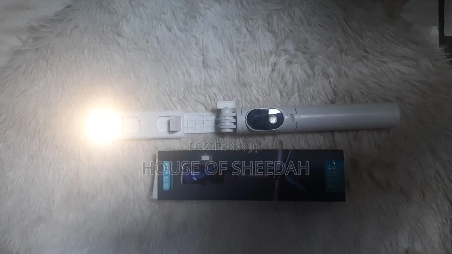 Multifunctional Wireless Bluetooth Selfie Stick With Light