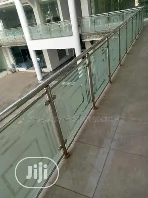 STAINLESS HANDRAIL WITH 10mm Glass Design