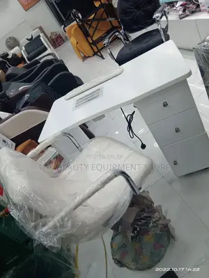 1 Nail Table With 2 Chairs