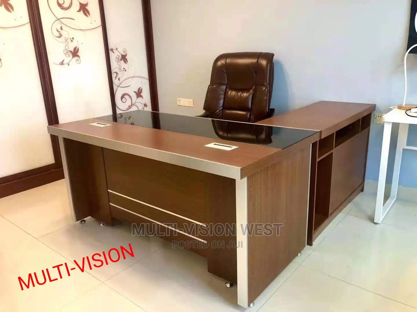 Smart and Scratch Proof Office Table