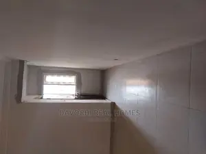 3bdrm Block of Flats in Orchid Road, Chevron for rent