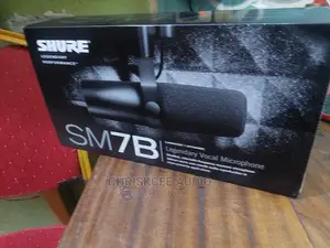 SHURE SM7B Legendary Microphone