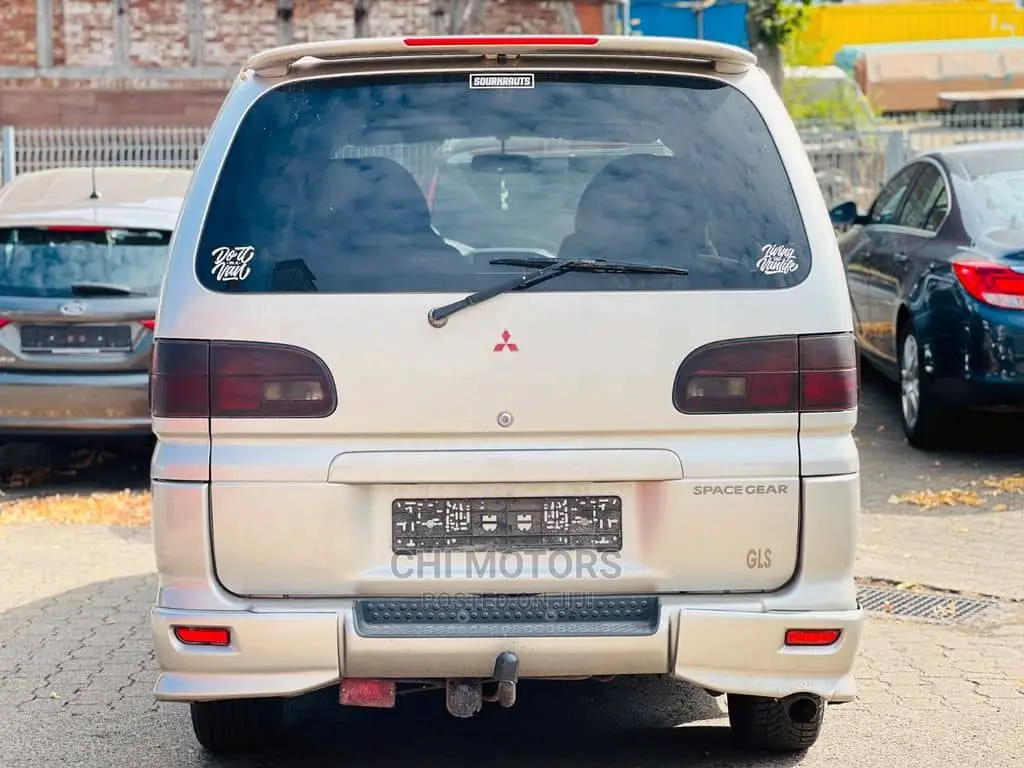 Mitsubishi Space Gear 2005 Silver