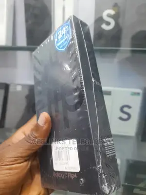 New Samsung Galaxy Z Flip4 256 GB Gold