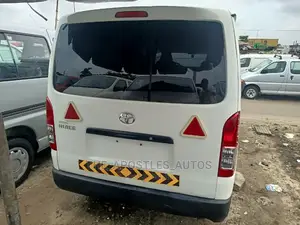 Toyota HiAce 2011 White