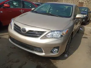 Toyota Corolla 2013 Gold