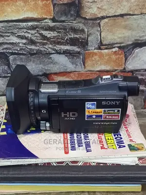 Sony HDR-CX700 Camera Handycam ( London UK Used Very Clean)
