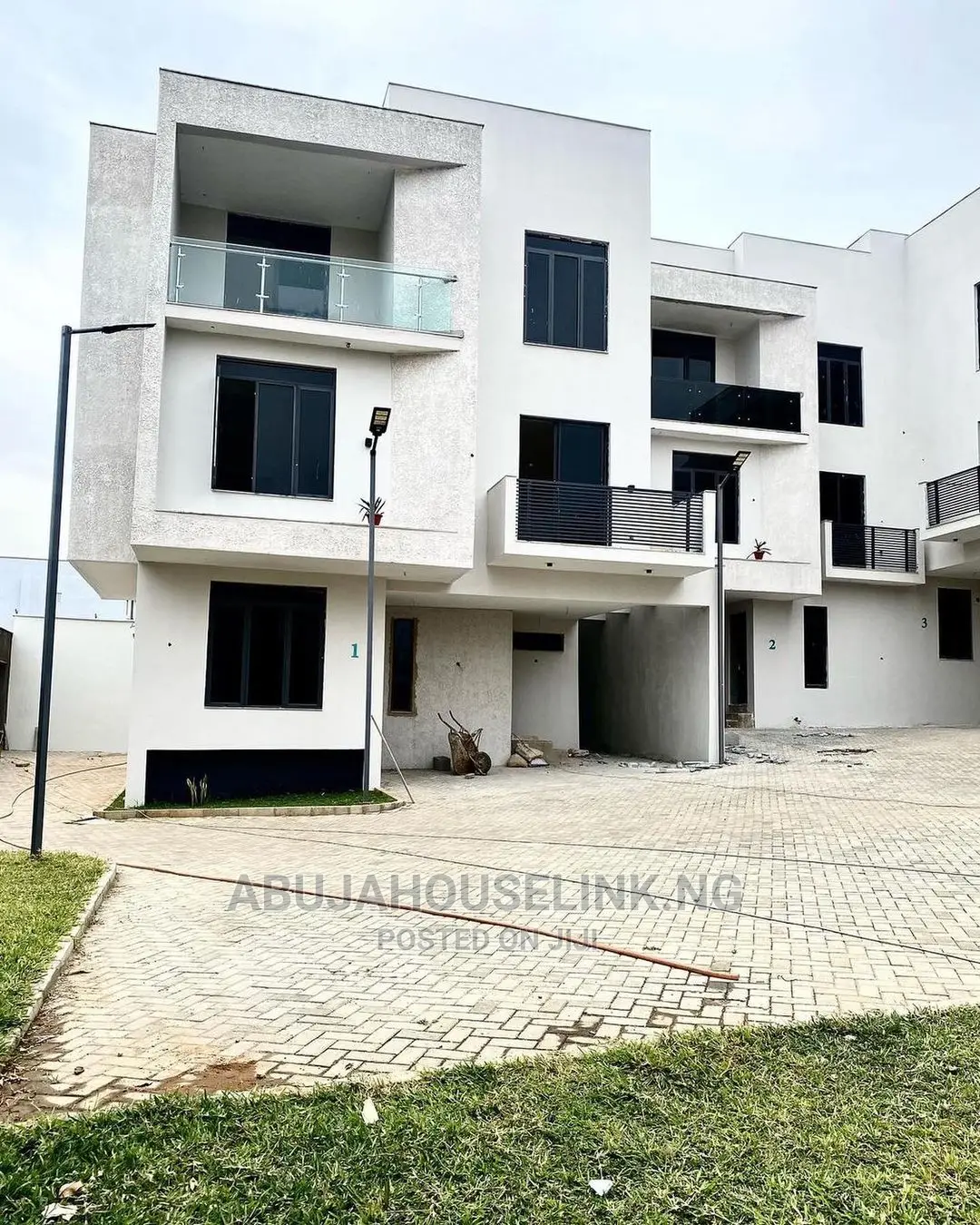 5bdrm Duplex in Guzape Abuja for Sale