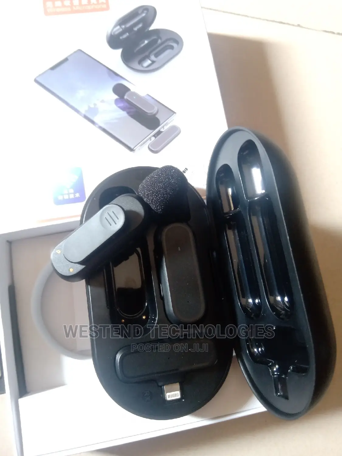 2in1 Wireless Microphone for iPhone With Charging Case