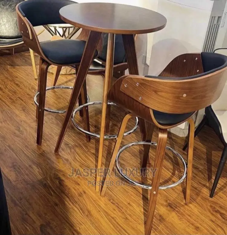 Cocktail Table With 2 Bar Stools
