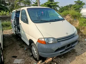 Toyota HiAce 2005 White