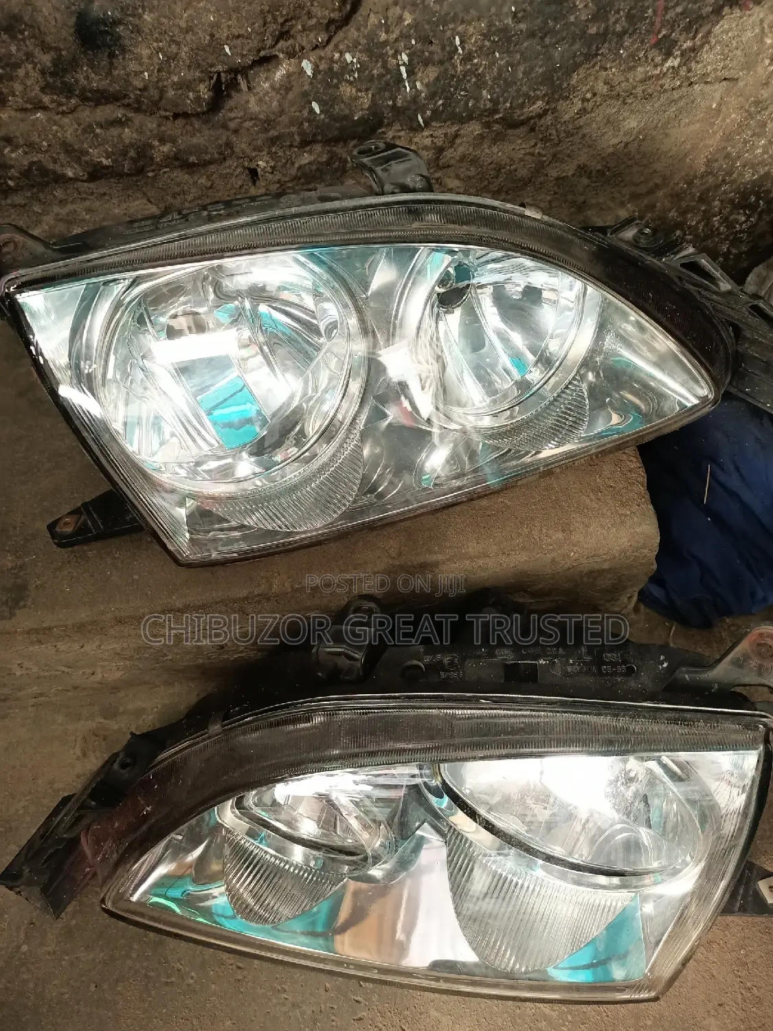 Set of Headlamp Avensis 2001