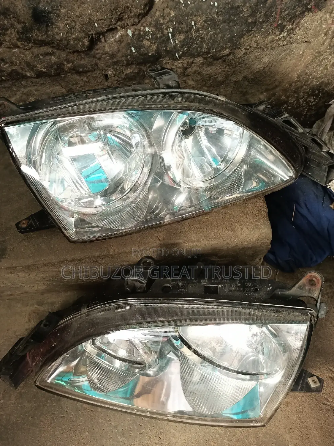 Set of Headlamp Avensis 2001
