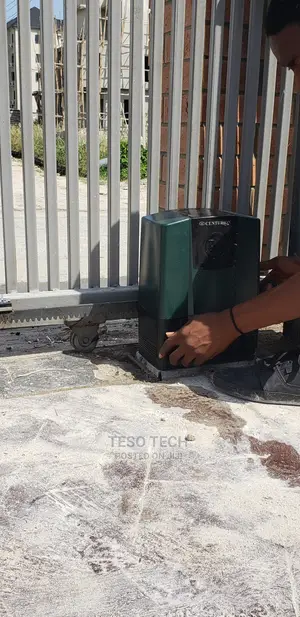 Self Supporting Sliding Gate Machine