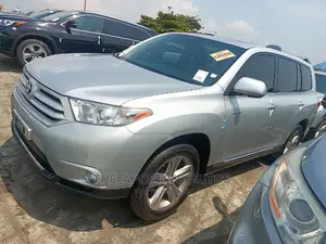 Toyota Highlander Plus 3.5L 4WD 2013 Silver