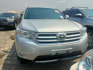 Toyota Highlander Plus 3.5L 4WD 2013 Silver