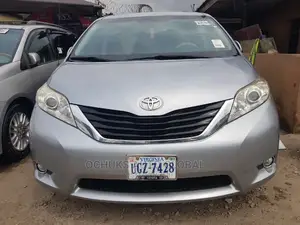 Toyota Sienna XLE 7-Passenger 4dr Minivan AWD (3.5L 6cyl 6A) 2014