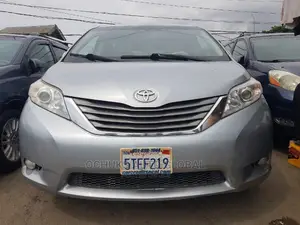 Toyota Sienna XLE 7-Passenger 4dr Minivan AWD (3.5L 6cyl 6A) 2014