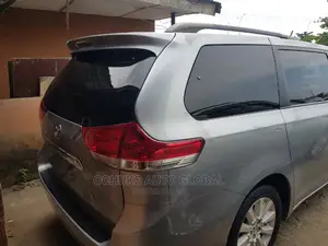 Toyota Sienna XLE 7-Passenger 4dr Minivan AWD (3.5L 6cyl 6A) 2014