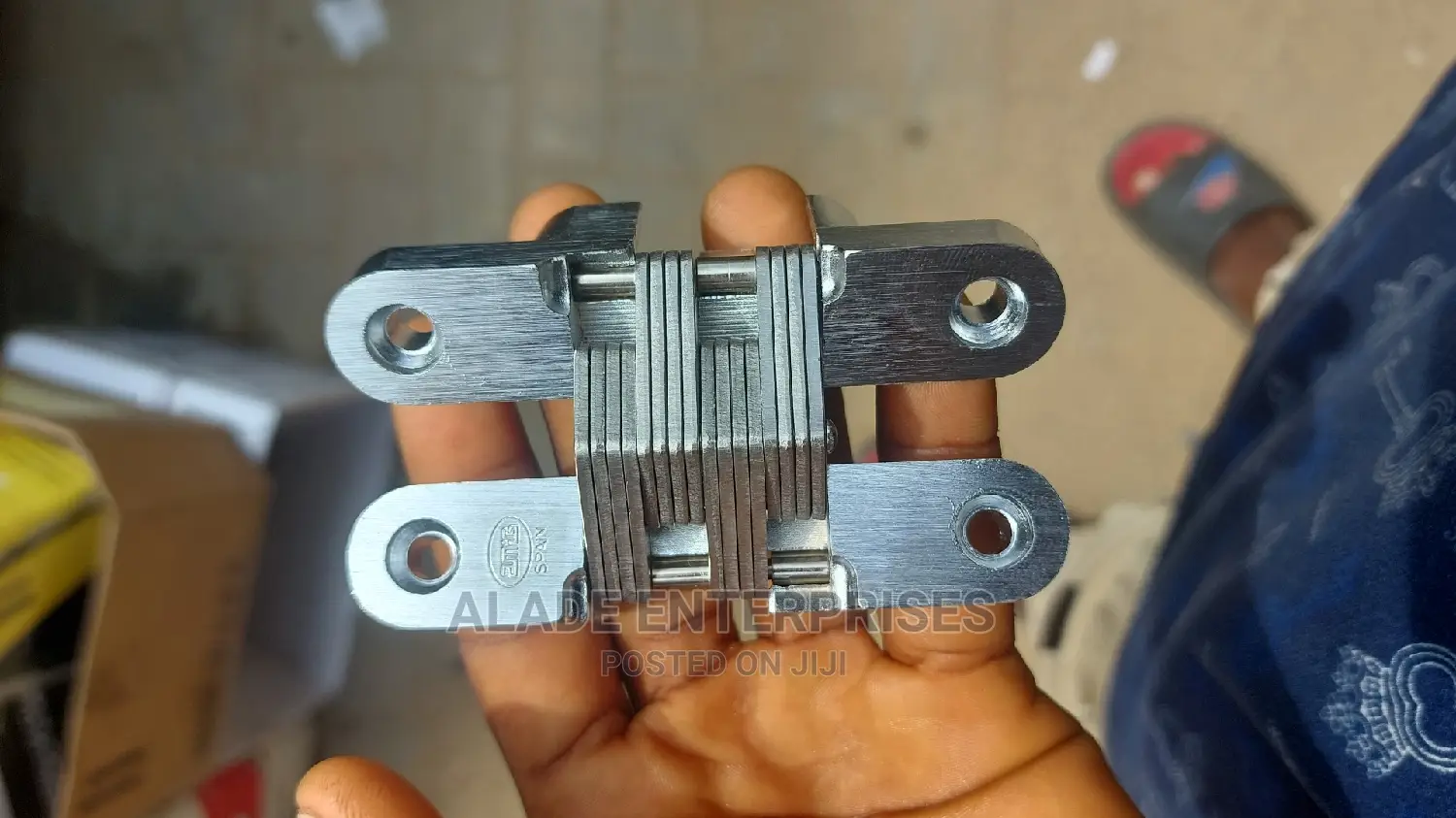 Amig Concealed Hinges a Pair