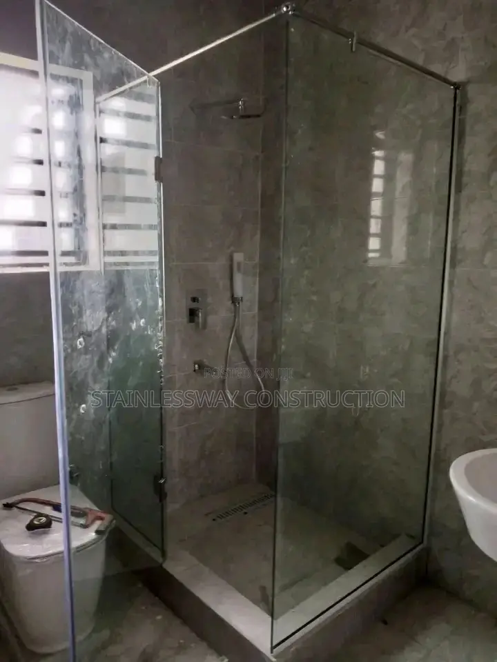 O Handle Shower Cubicle