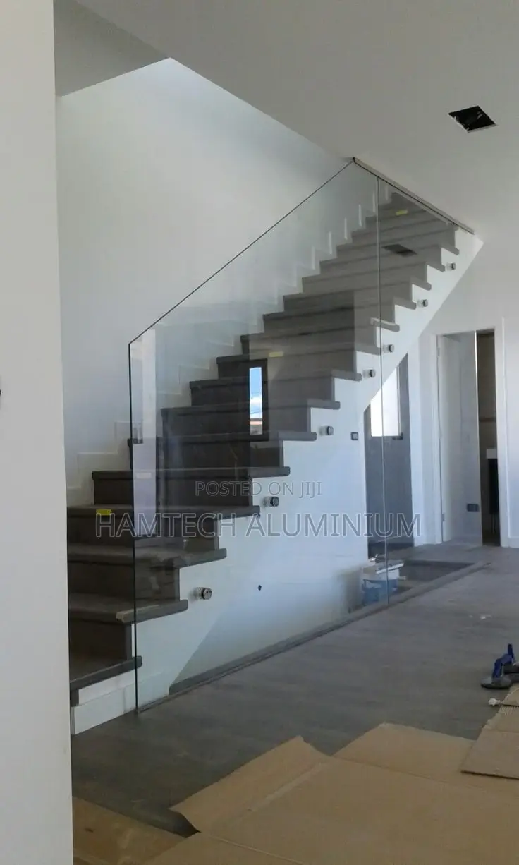Staircase With 10mm Plane Tampered Glass