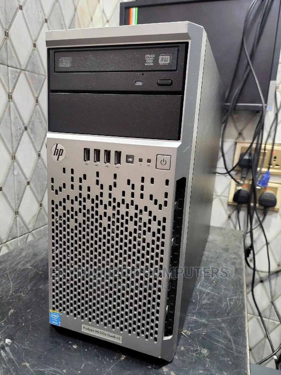 Server HP ProLiant ML30 G10 E-2224 16GB Intel Xeon HDD+SSD 1T