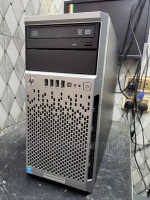 Photo - Server HP ProLiant ML30 G10 E-2224 16GB Intel Xeon HDD+SSD 1T