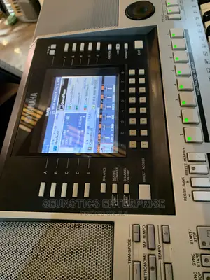 Quality Yamaha PSR S910 Keyboard/Piano