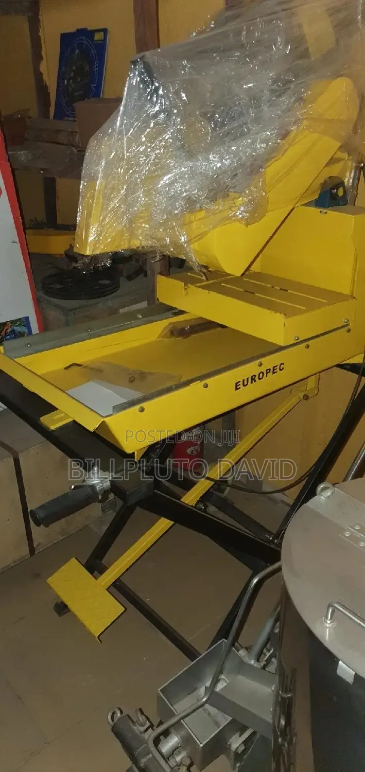 Bricks Saw Machine