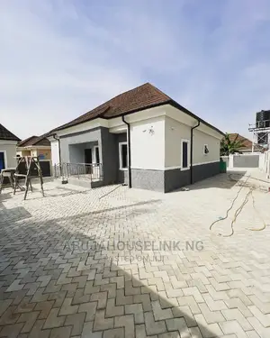 3bdrm Bungalow in Efab Queens Estate for sale