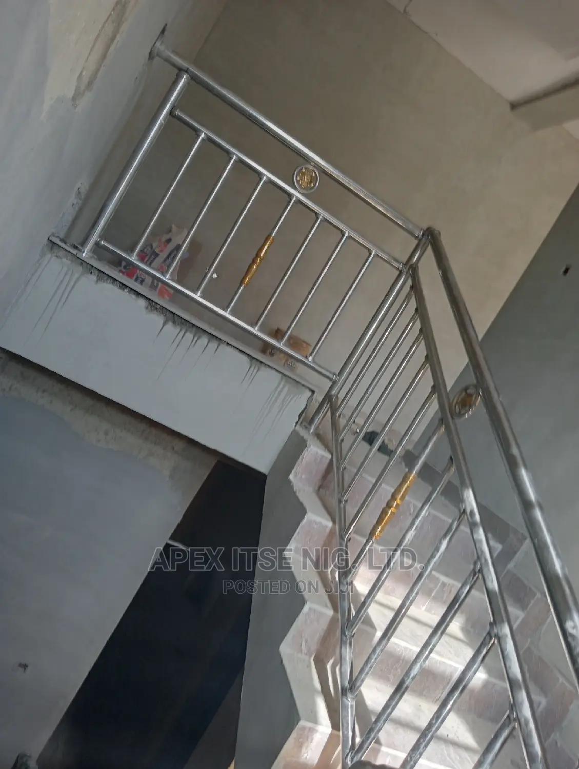 Cumby Railing/Silver Pipes