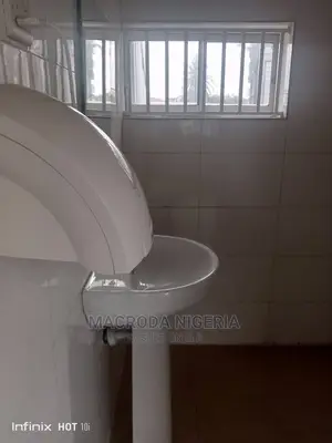 6bdrm House in Mobolaji Bank, Ikeja for rent