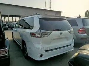 Toyota Sienna SE FWD 8-Passenger 2013 White