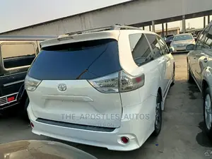 Toyota Sienna SE FWD 8-Passenger 2013 White