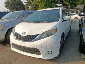 Toyota Sienna SE FWD 8-Passenger 2013 White