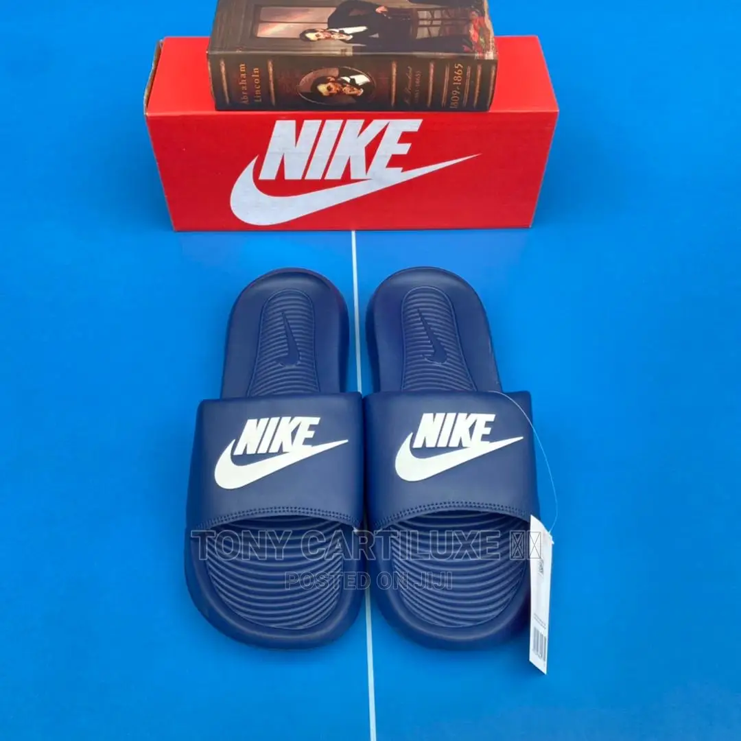 *Nike Victori One Slide “Black/White