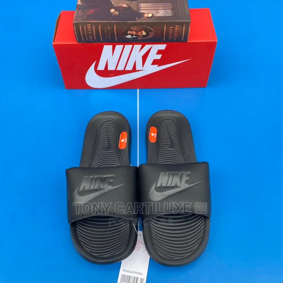 *Nike Victori One Slide “Black/White