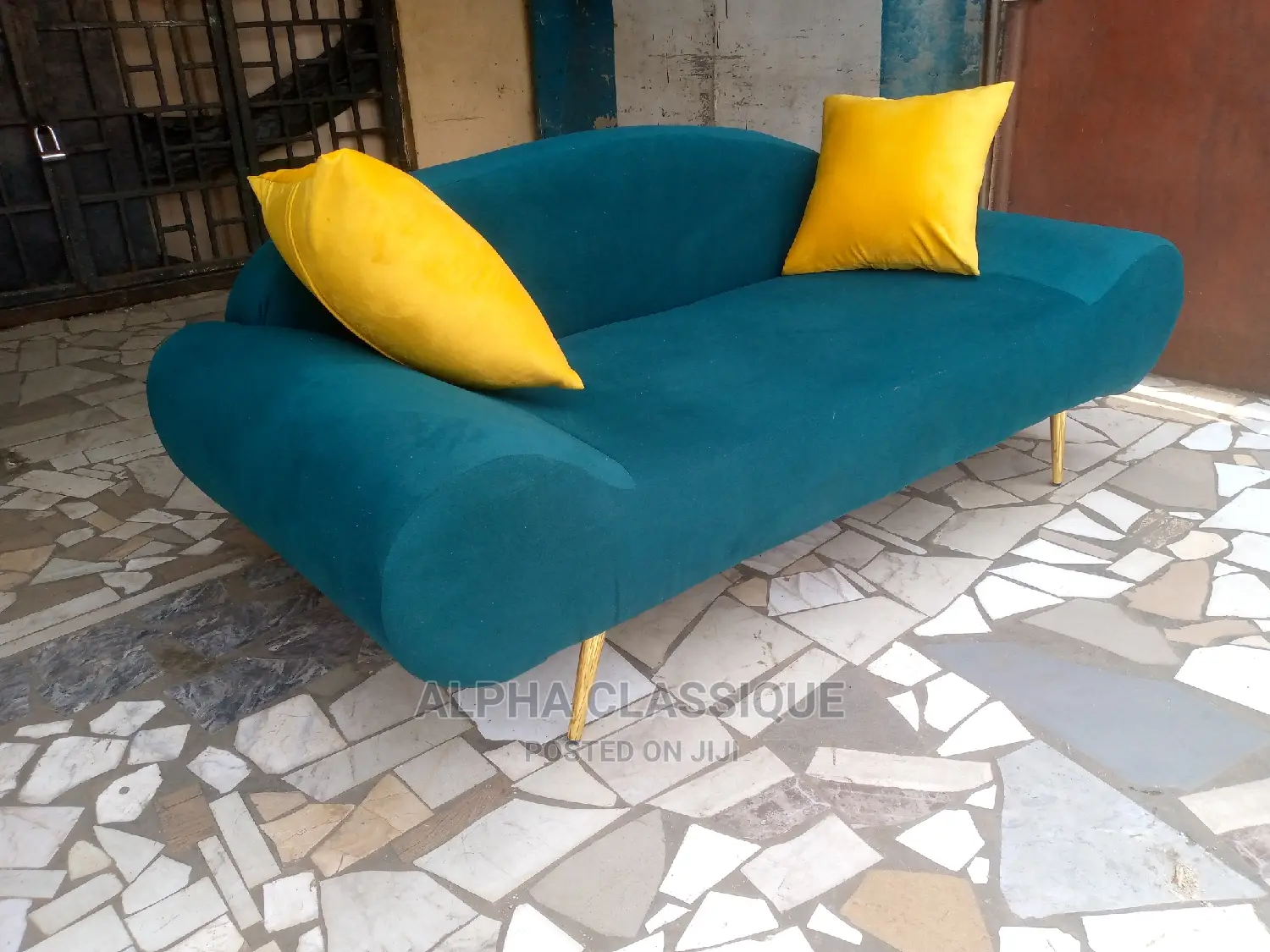 Classique Love Seat
