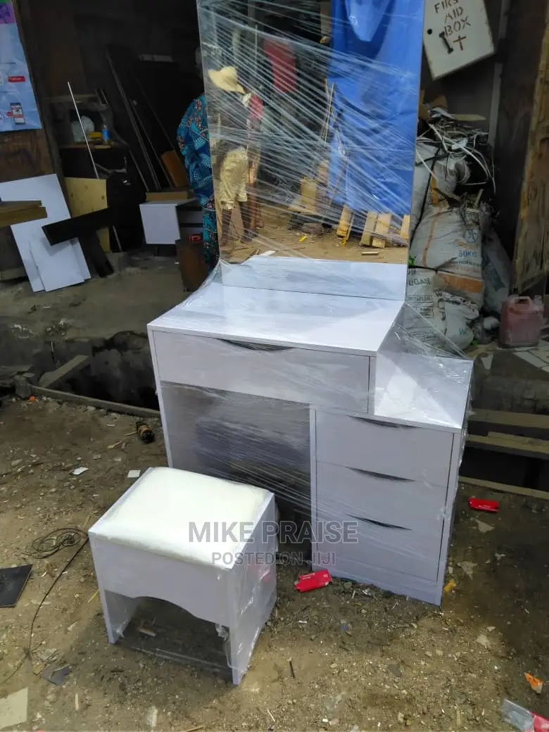 A Quality and Affordable Dressing Mirror