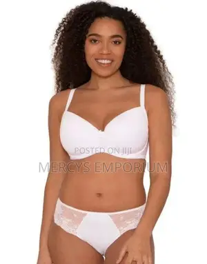 Photo - White Foam Paded T-Shirt Bra. Bra Size 40FF. Big Bra Size