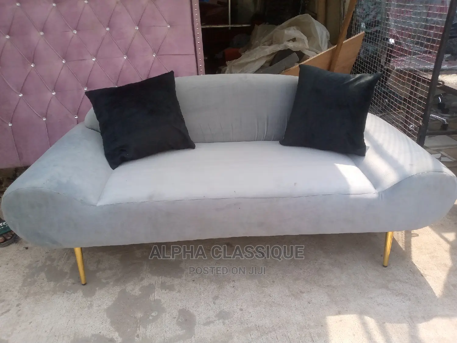 Classique Love Seat