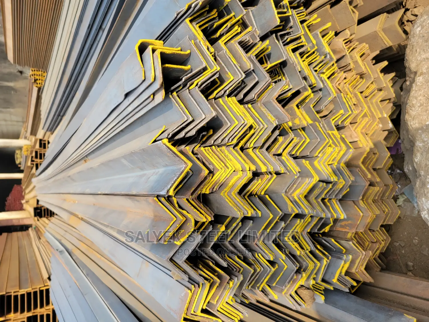 Equal Angle Iron of Different Sizes and Thickness