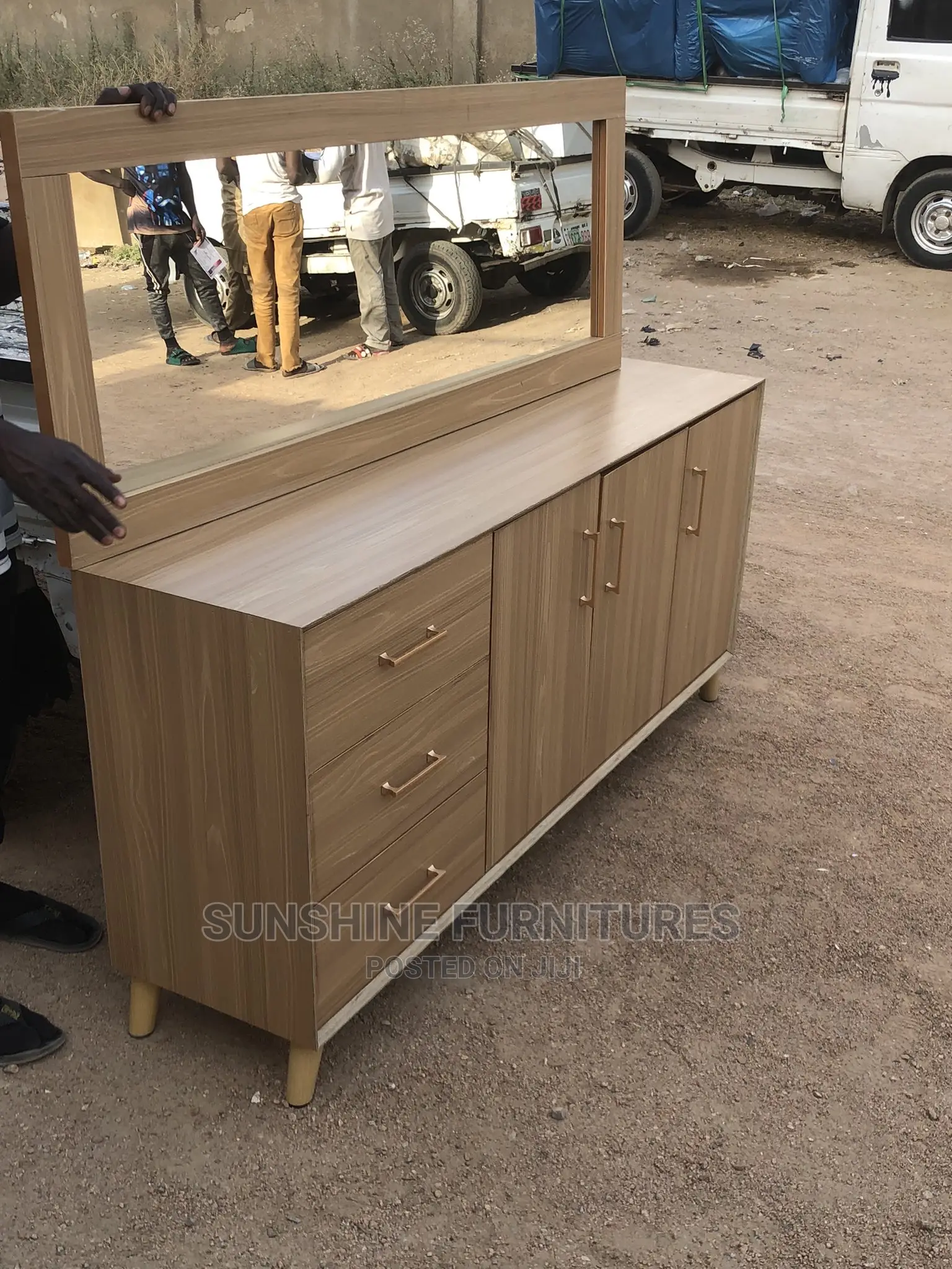 Modern Dressing Table With Mirror