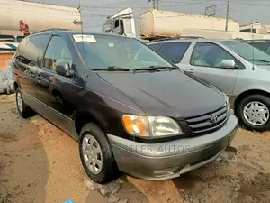 Toyota Sienna LE 2002 Brown