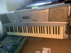 Yamaha YPT 300 Electronic Keyboard