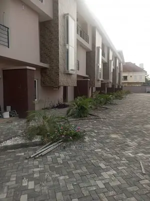 2bdrm Block of Flats in Chevy View Estate, Chevron for Sale