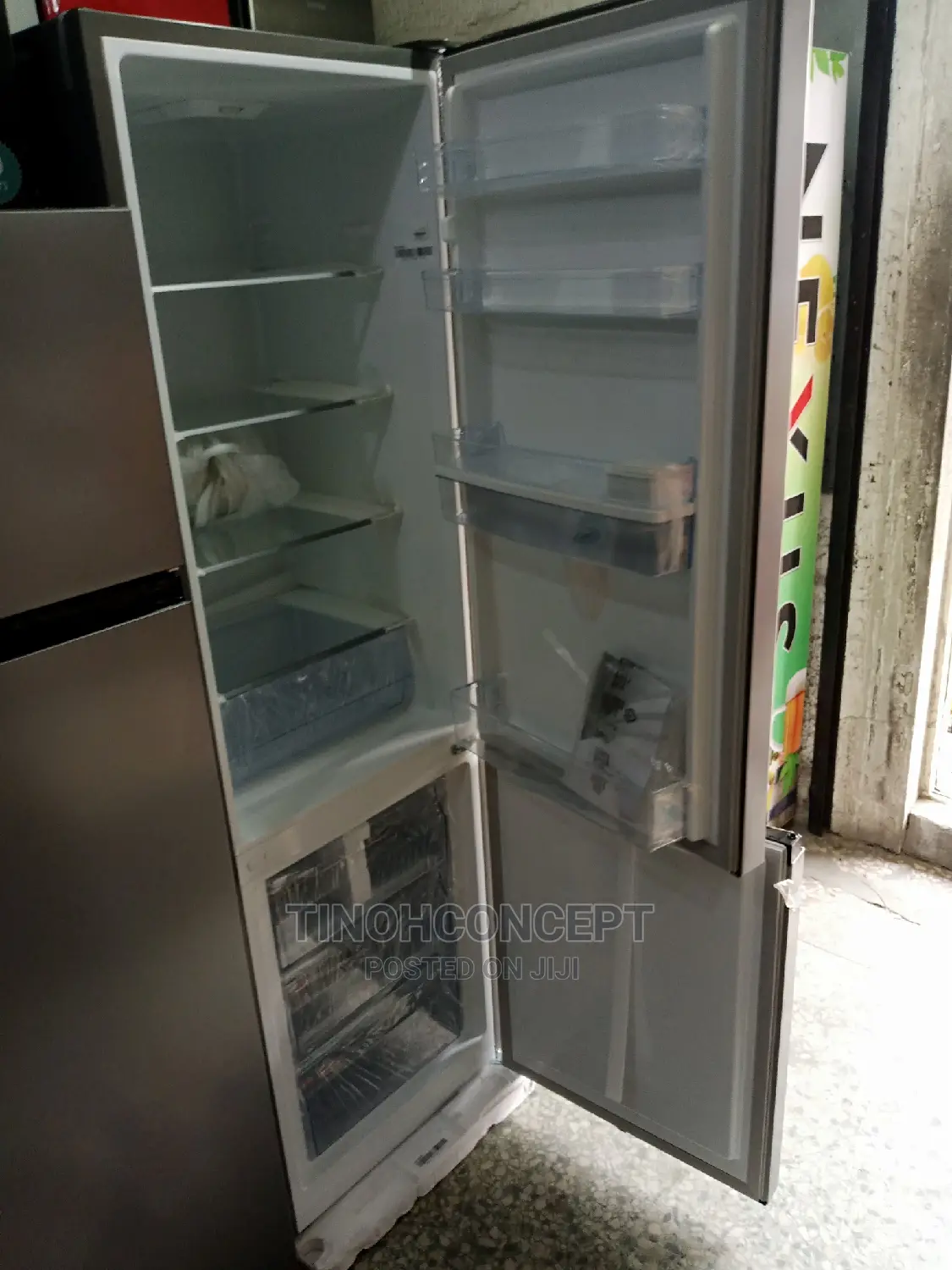 Hisense Refrigerator With Down Freezer and Dispenser