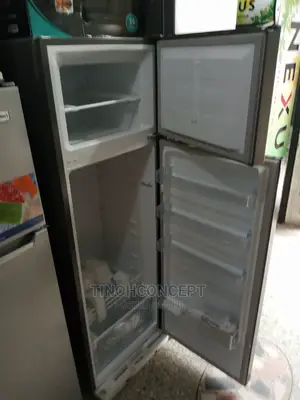 Hisense Refrigerator With Down Freezer and Dispenser